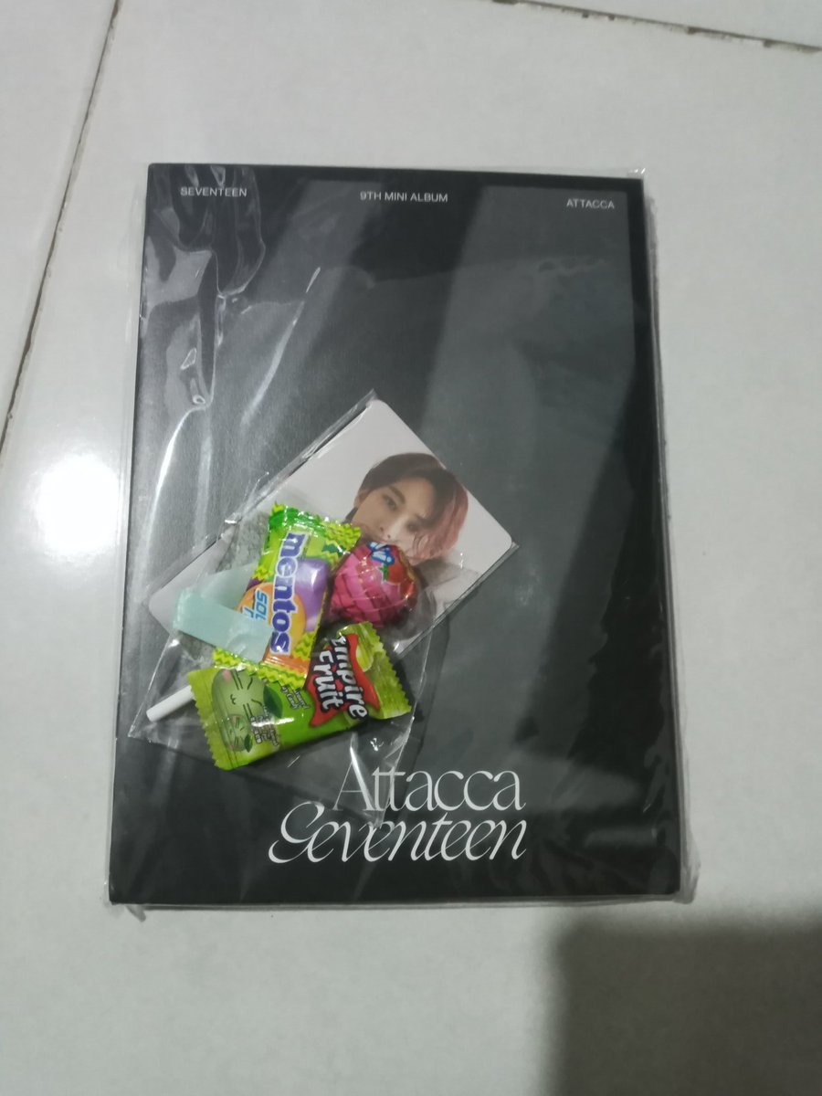 fiqah_nra's tweet photo. #taeforest_feedback
😭 Packaging is the best and tq for free gift...😌❤️I got 3 my bias pc and still don't believe that i got him~~ TQ https://t.co/6BlgzT0Ws3