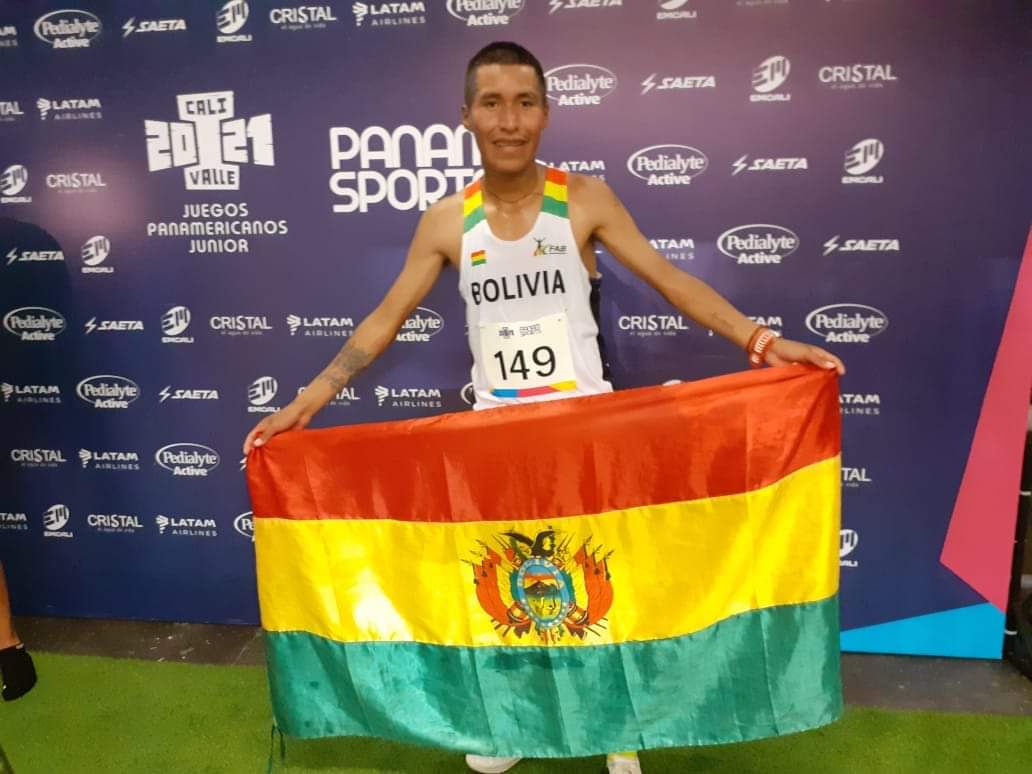 YaeTeInforma's tweet photo. 🇧🇴🥇¡ORO PARA #BOLIVIA!🥇🇧🇴
El boliviano, David Ninavia, conquistó la presea de oro en 5.000 metros planos en atletismo en los #JuegosPanamericanosJunior2021 de Cali, Colombia. 
#OrgulloBoliviano 
📸 @ComiteOlimbol https://t.co/oL8Ie8RJsn