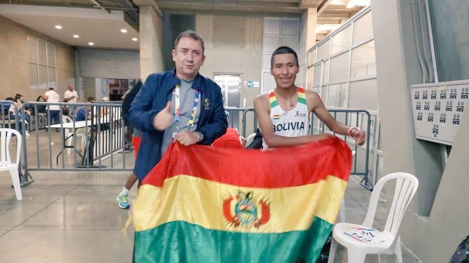 YaeTeInforma's tweet photo. 🇧🇴🥇¡ORO PARA #BOLIVIA!🥇🇧🇴
El boliviano, David Ninavia, conquistó la presea de oro en 5.000 metros planos en atletismo en los #JuegosPanamericanosJunior2021 de Cali, Colombia. 
#OrgulloBoliviano 
📸 @ComiteOlimbol https://t.co/oL8Ie8RJsn