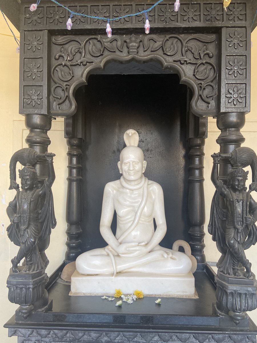 jainism_info's tweet photo. Snake is hovering around Shanti Sagar maharaj’s body while he is meditating, this happened in 1923 in Konnur; Karnataka. https://t.co/3gzVmKosw5