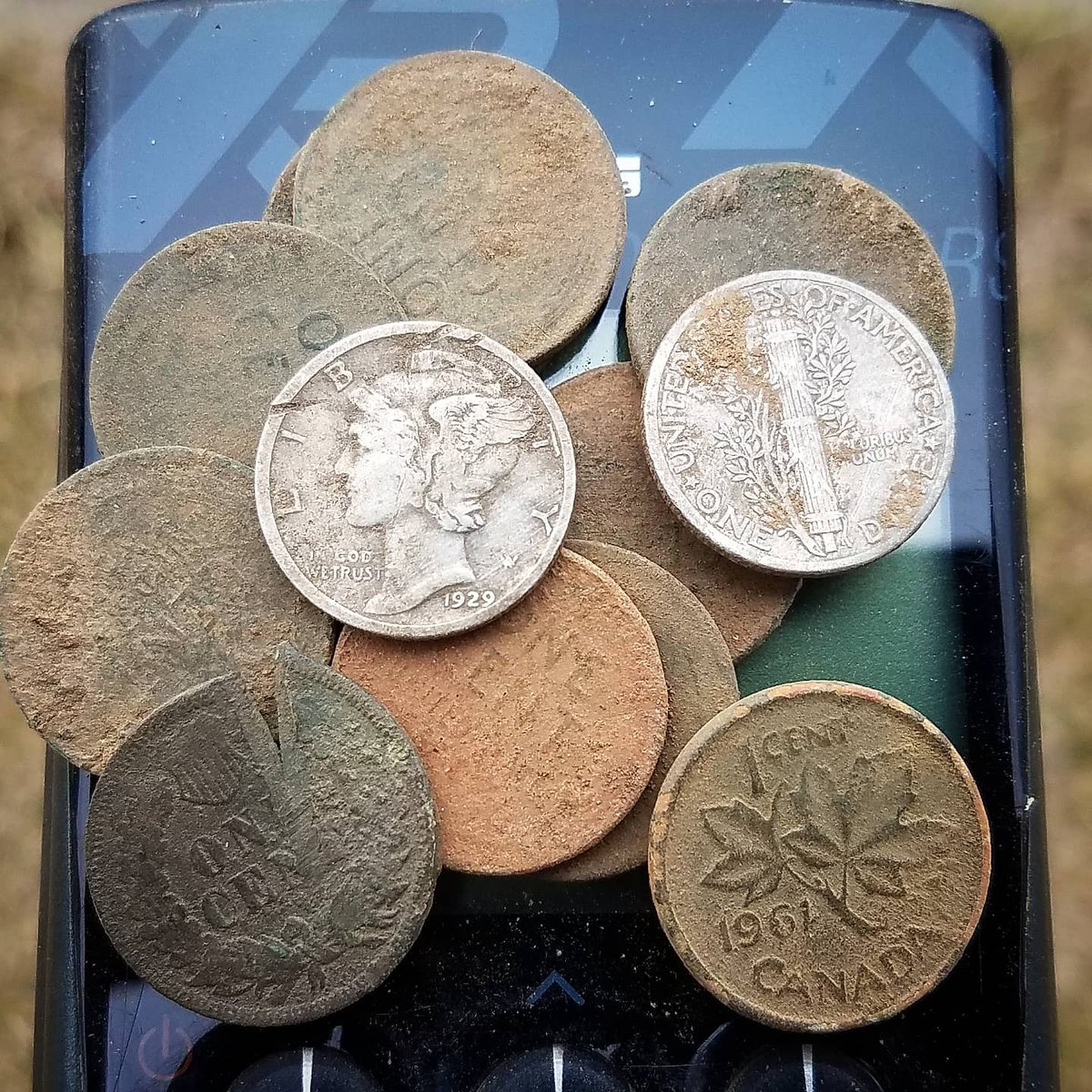 sluicelee's tweet photo. Got in some #metaldetecting over the #holiday. My bud Jason found a #goldring the otherday. #indianheadpenny #mercdime #wheatcents #xpdeus #happyhunting https://t.co/lm1cexA9Or