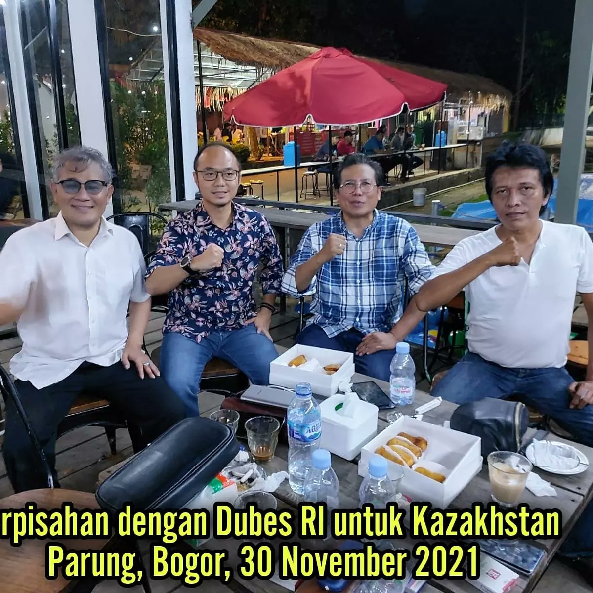 Pelepasan pak dubes @fadjroeL bareng Adian & @budimandjatmiko Mereka bertiga mungkin berubah, tapi tiga senior ini setau saya paling tidak bukan pemain anggaran, bukan pula pejabat yg suka pamer kemewahan, plg penting mereka bukan pemain politik identitas... 2024 here we come!