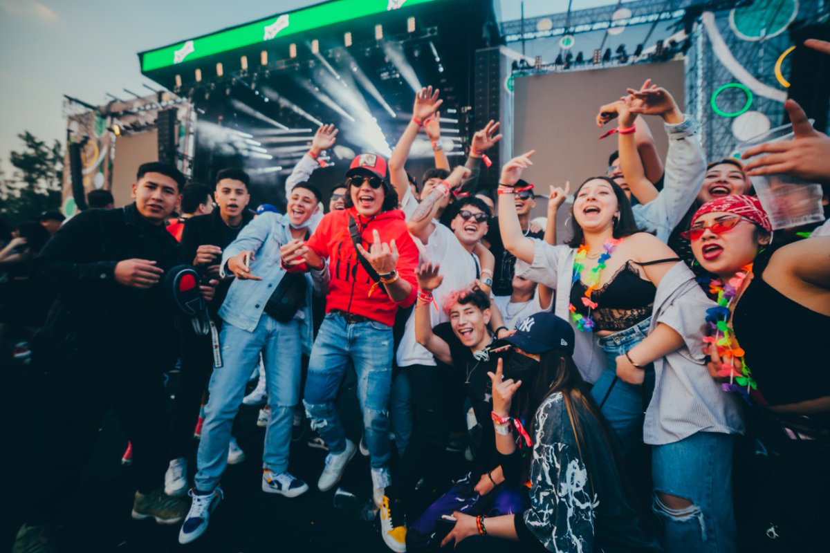 proceso's tweet photo. Alrededor de 75 mil personas acudieron al festival de reguetón y música urbana Flow Fest 2021, en el retorno de los festivales masivos a la Ciudad de México | (+Fotos) 
➡ https://t.co/aJS9Hp6Y0R https://t.co/uYLcHtE4Z9