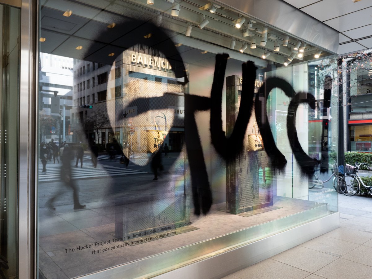 SNSでバレンシアガとグッチのハッカー･プロジェクトについて書いたところ、多くの賛同と批判をいただいたので、メルマガでじっくり書いてみました。購読者以外でも読んでいただける編集後記に載せてありますので、よろしければご覧ください！　roadsiders.com/afterhours/