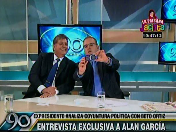 hectormc7092's tweet photo. La Prensa se quedará de aquí en adelante vigilando las casas de todos los presidentes a futuro? Ya se pusieron una valla muy alta por si acaso, eh! Ya veremos si con unos son muy severos y con otros se toman fotos sonriendo, en la cama ó bailando! Las fotos quedan para siempre!! https://t.co/sEyBSc9BYD