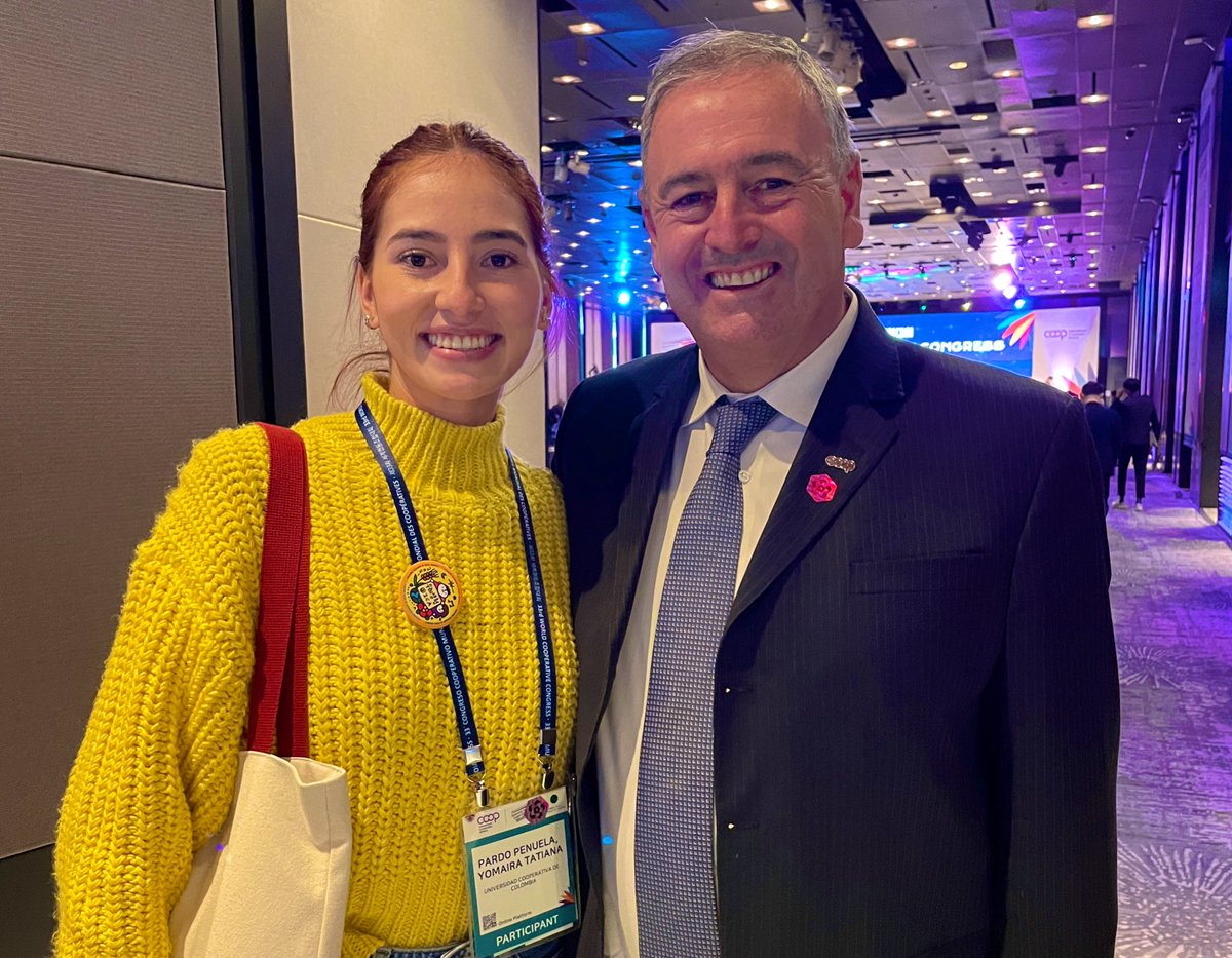 UCCINDESCO's tweet photo. Tatiana Pardo, Estudiante de Comercio Internacional #UCC @UCooperativaCol e integrante del Comité Mundial de Jóvenes #ICA en Compañía del Presidente de la @icacoop @ArielGuarco en el #WorldCooperativeCongress #WeAreCoops https://t.co/1B4cviJA7W
