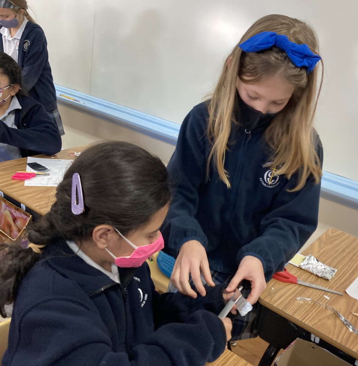 MrsDevittCS's tweet photo. The 4th graders made flashlights today!  They explored the path electricity takes from a battery to an LED bulb.  The best part was how they lent a helping hand to neighbors who needed a boost.  So fun! @cathedralpk8 https://t.co/n5Enyc1yp2