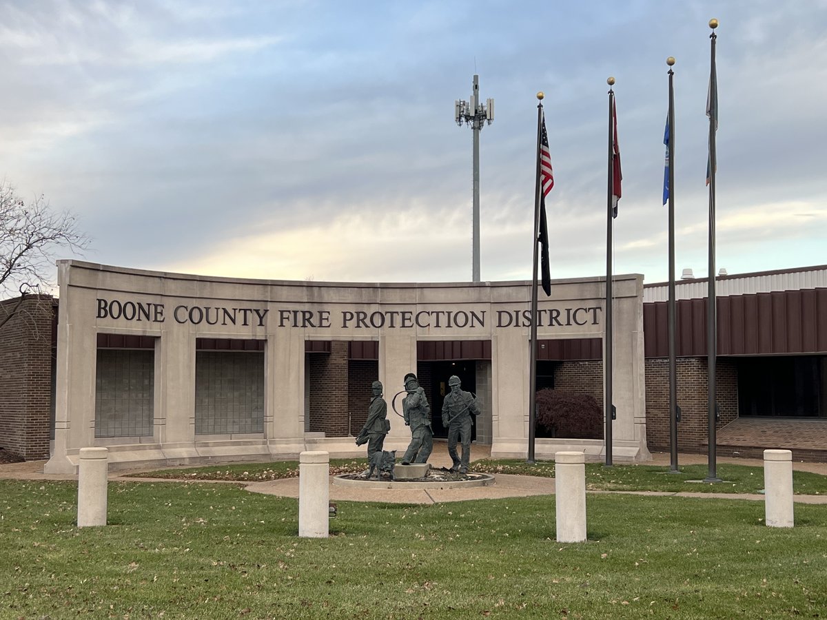 bellabailey44's tweet photo. The Boone County Fire Protection District says it is important to have a clear area, a water source and to never leave your fire unattended when burning. https://t.co/bBtzDRD06n