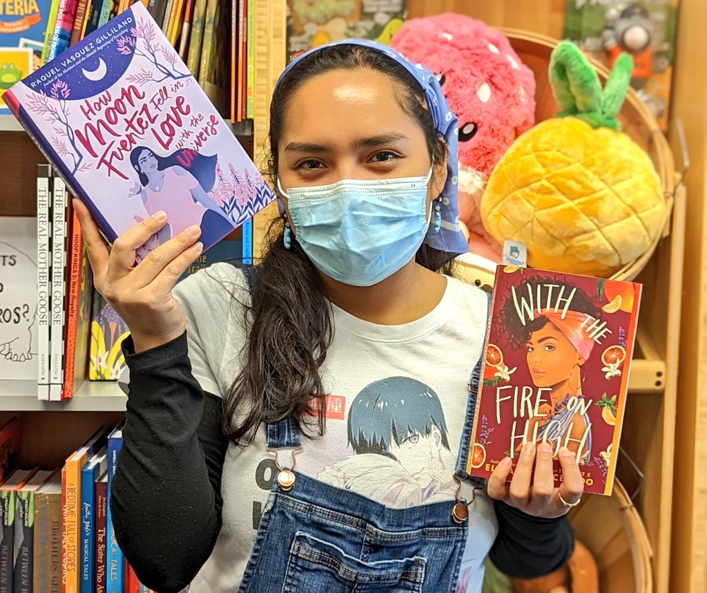 BooksIncStores's tweet photo. #AlternateLove picks
#HowMoonFuentezFellInLoveWithTheUniverse by @poet_raquelvgil
A romance about an unintentional influencer who discovers how to love herself as she uncovers her artististic talent, plus lots of cooking!
Perfect for fans of #WithTheFireOnHigh by @acevedowrites https://t.co/GmC8RhPWPW
