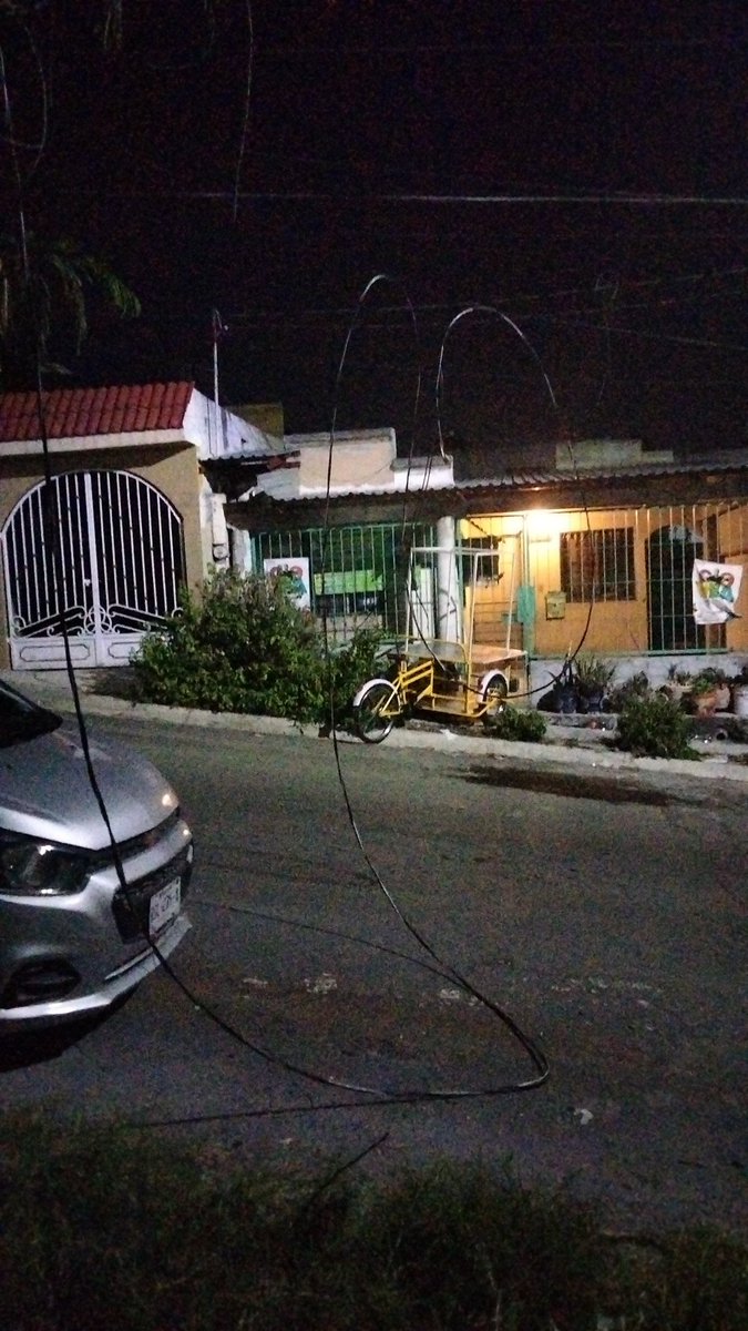 marianoaat's tweet photo. @CFEmx sin luz mi domicilio y cable peligroso , calle San Miguel 216 colonia colinas de san Miguel . Apodaca. Cp66648 https://t.co/0BktssBklz