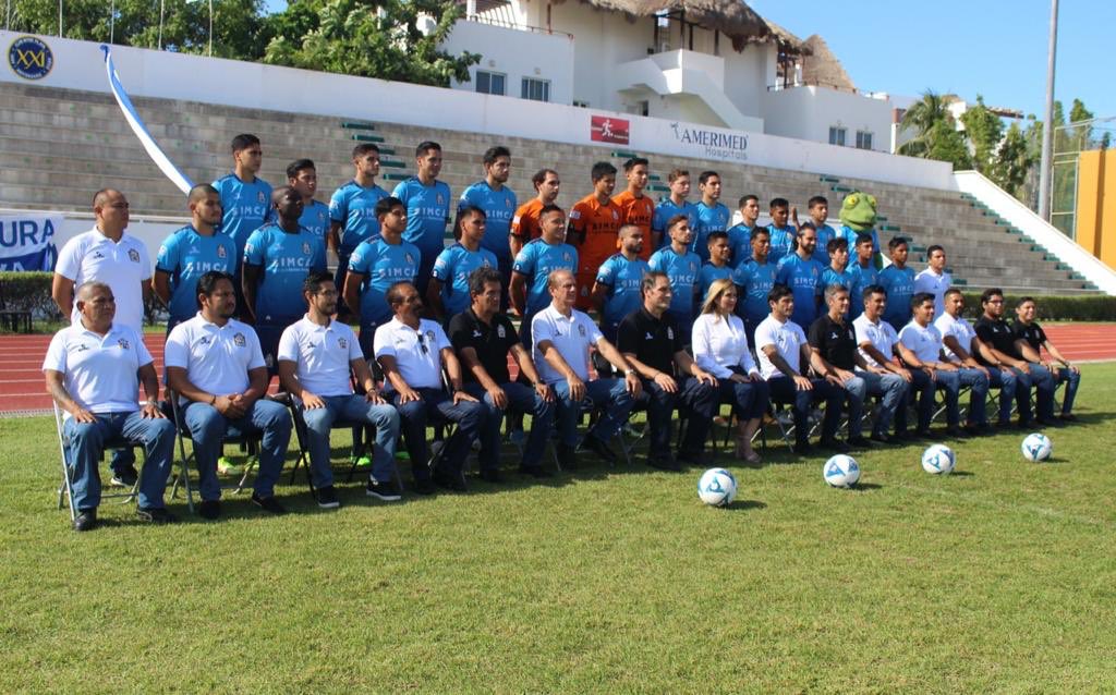 AmadorG_G's tweet photo. Hoy fue un día especial en el club de fútbol #InterPlaya, la alcaldesa @LiliCamposM recibió el jersey oficial del club de manos de los capitanes de @LigaPremier_FMF y @LigaTDP, al tiempo de tomarse la foto oficial con ambos equipos, directiva y oficina.
#PasionInterminable ⚽️👊 https://t.co/mpG5Y3IC2x