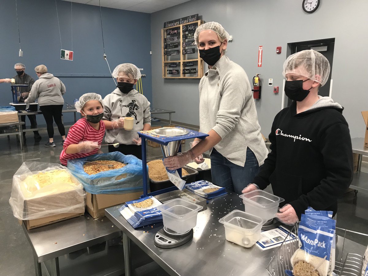 MrsBreckanGrove's tweet photo. Proud of first grade families packing meals at FMSC on Giving Day!! ⁦@GroveAve220⁩ #seethestudent220 https://t.co/4YO6T2WpCd