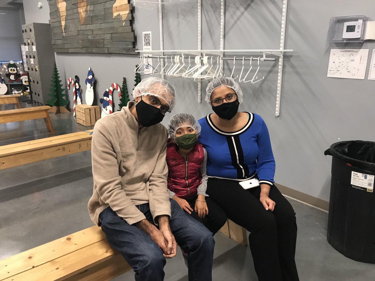 MrsBreckanGrove's tweet photo. Proud of first grade families packing meals at FMSC on Giving Day!! ⁦@GroveAve220⁩ #seethestudent220 https://t.co/4YO6T2WpCd