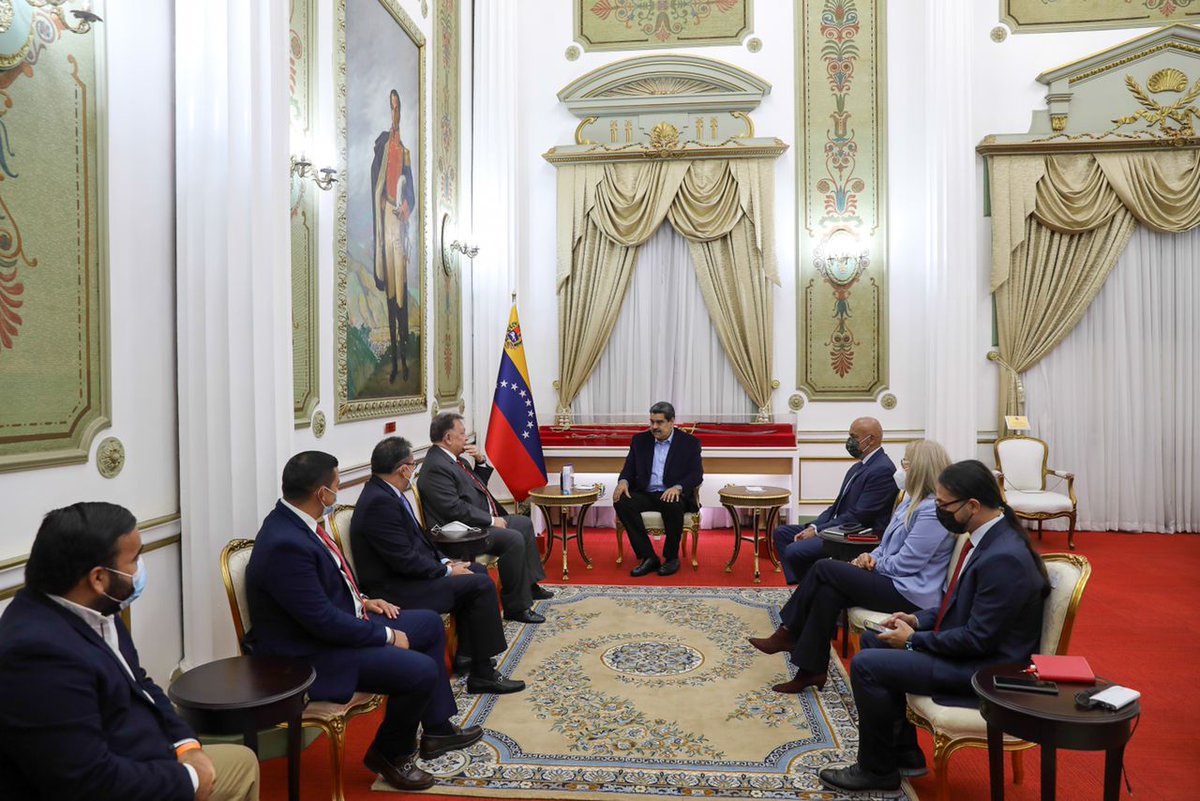 noticierovv's tweet photo. #30Nov Presidente Nicolás Maduro se reunió con gobernadores de oposición electos el 21-N https://t.co/UrtaHdQMDq
#NoticieroVenevision #Politica #Reunion #Miraflores #NicolasMaduro #ManuelRosales #MorelRodriguez #AlbertoGalindez https://t.co/XCDSk0fJ3p