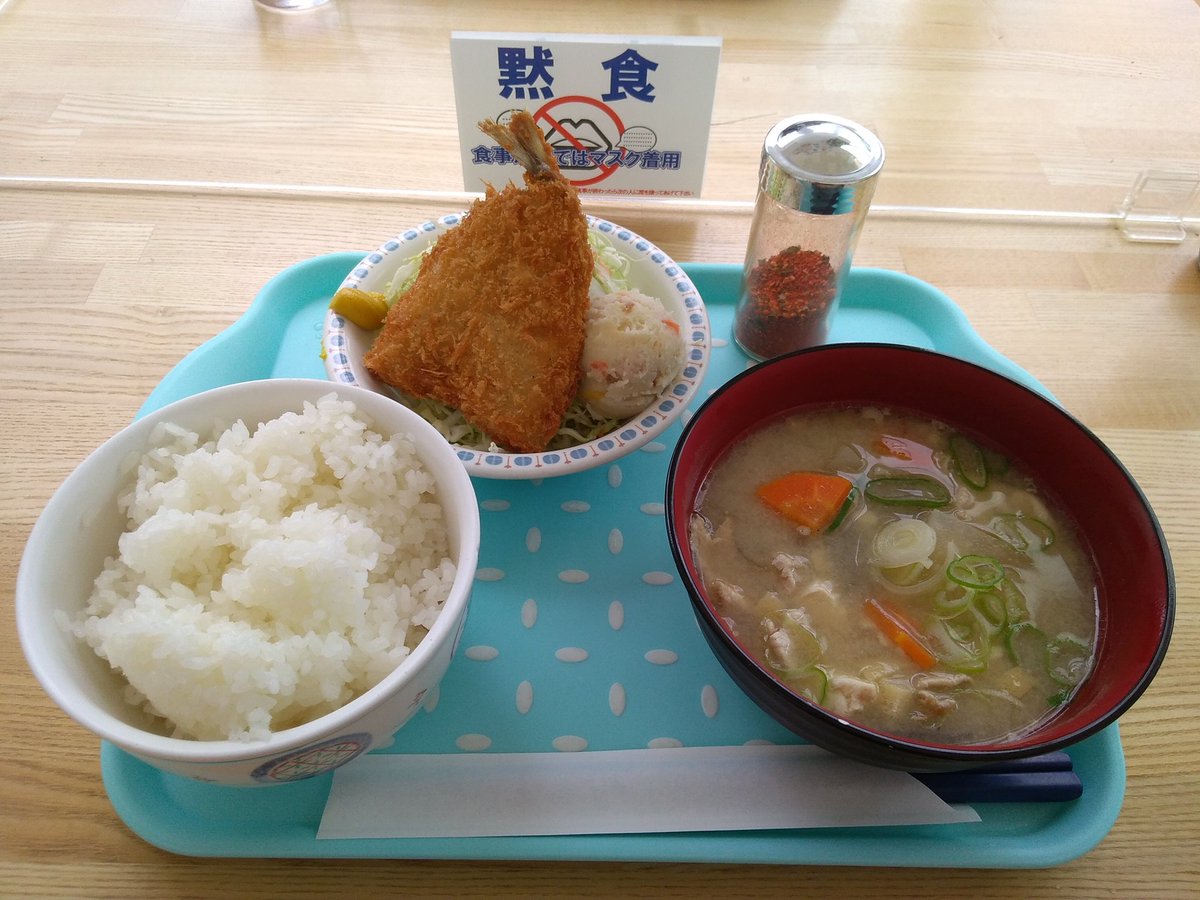 no5sWUx080UVMgw's tweet photo. 本日のお昼ご飯は豚汁とアジフライのセットでした。アルテリーベ(学食)のランチメニューです。ご馳走様でした。
独りで
黙って
食べました
#lunch #pork_soup #fried_fish #tasty #happy #good_afternoon
#学食 #学食ランチ
https://t.co/c5sDzoRclN https://t.co/Q4a84wUyBB