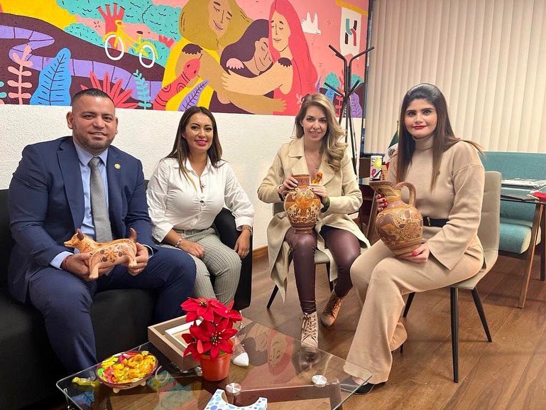 Cuquis_Camarena's tweet photo. Querida amiga @Laurafibenitez muchísimas gracias por tu visita, fue un gusto verte y poder platicar un rato contigo. 💖
Te agradezco el detalle de la hermosa artesanía y qué mejor que hecho por manos #Tonaltecas.🇲🇽
Dios te bendiga siempre, amiga. ✨ https://t.co/SsZMxac47b