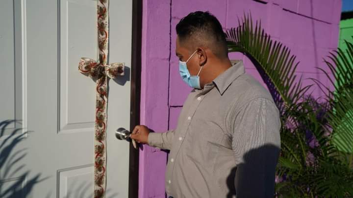 Siemprealfrent3's tweet photo. #Nicaragua
Nuestro gobierno, cumpliendo los sueños de las familias nicaragüenses.
#SoberaniaEnMiTierra
A través del Programa Bismarck Martínez🏡 
👉 Etregando 250 🏘️
En la urbanización:
🏡Flor de Pino🏡 
📌 Ubicadoa entre Monte Fresco y Santa Elena.
#OrgulloNacionalPatriaLibre https://t.co/JUJl1Yy1PF