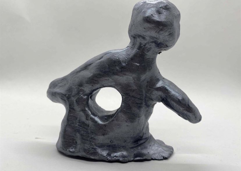 ArtsyTeacherOne's tweet photo. 🥰 I love these Henry Moore inspired sculptures by my 8th grade kids! @BethLFink @BrentSnow5 @MrsKatieHadan @mps_russell @MillardPS @NAEAMiddleLevel #RussellExploratory https://t.co/TddBUj1EoJ