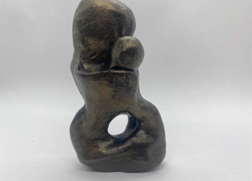 ArtsyTeacherOne's tweet photo. 🥰 I love these Henry Moore inspired sculptures by my 8th grade kids! @BethLFink @BrentSnow5 @MrsKatieHadan @mps_russell @MillardPS @NAEAMiddleLevel #RussellExploratory https://t.co/TddBUj1EoJ