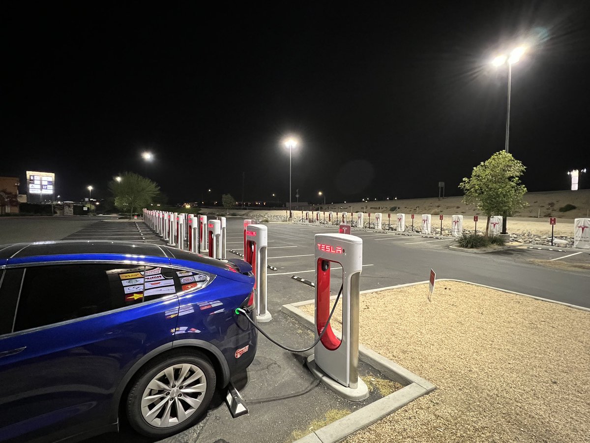 sandeshr's tweet photo. 28 stalls Supercharger at Tejon Ranch Outlets. It’s strange with all this 250kW goodness still most @Tesla drivers going to the other 150kW crowded older chargers at #TejonRanch @teslaownersSV @TeslaOwnersNBay @TeslaOwnersEBay https://t.co/mLXfFAPRXp