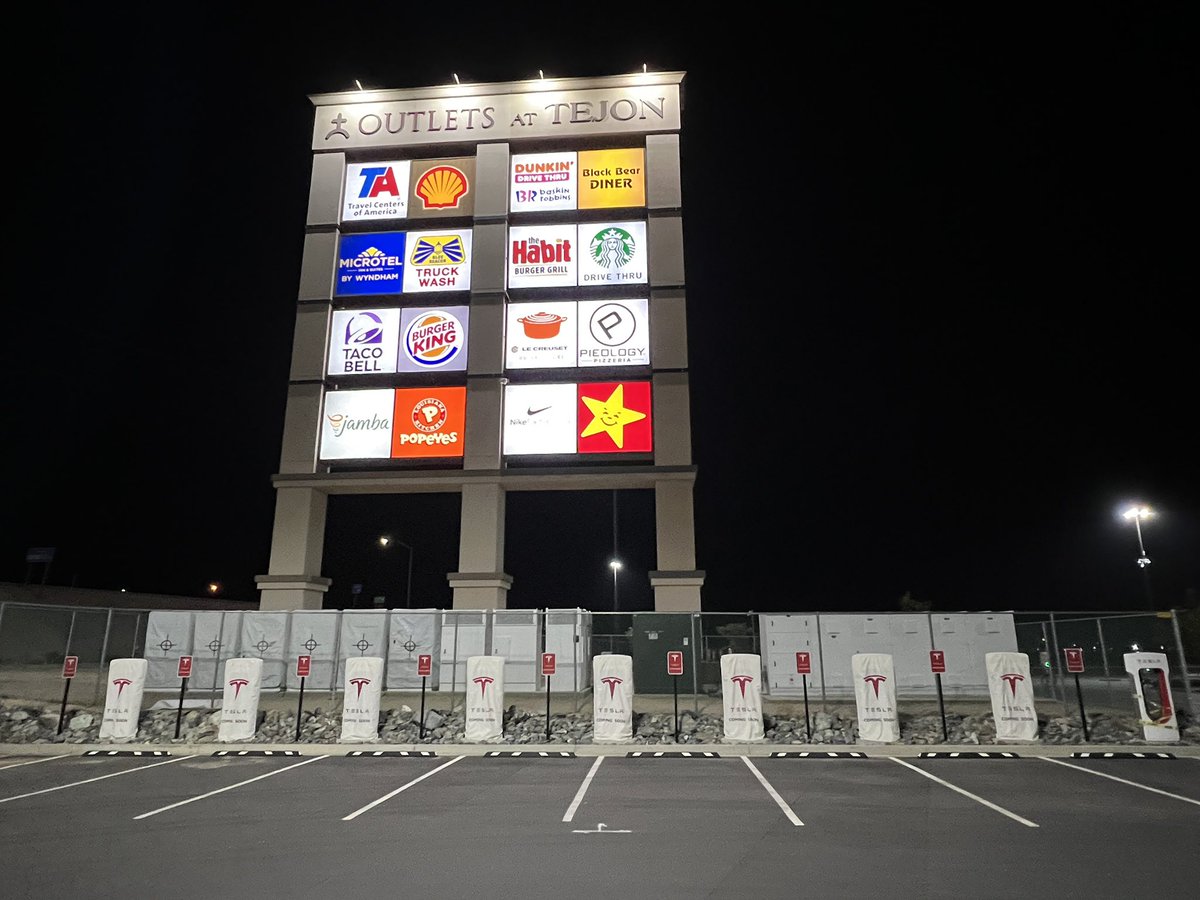 sandeshr's tweet photo. 28 stalls Supercharger at Tejon Ranch Outlets. It’s strange with all this 250kW goodness still most @Tesla drivers going to the other 150kW crowded older chargers at #TejonRanch @teslaownersSV @TeslaOwnersNBay @TeslaOwnersEBay https://t.co/mLXfFAPRXp