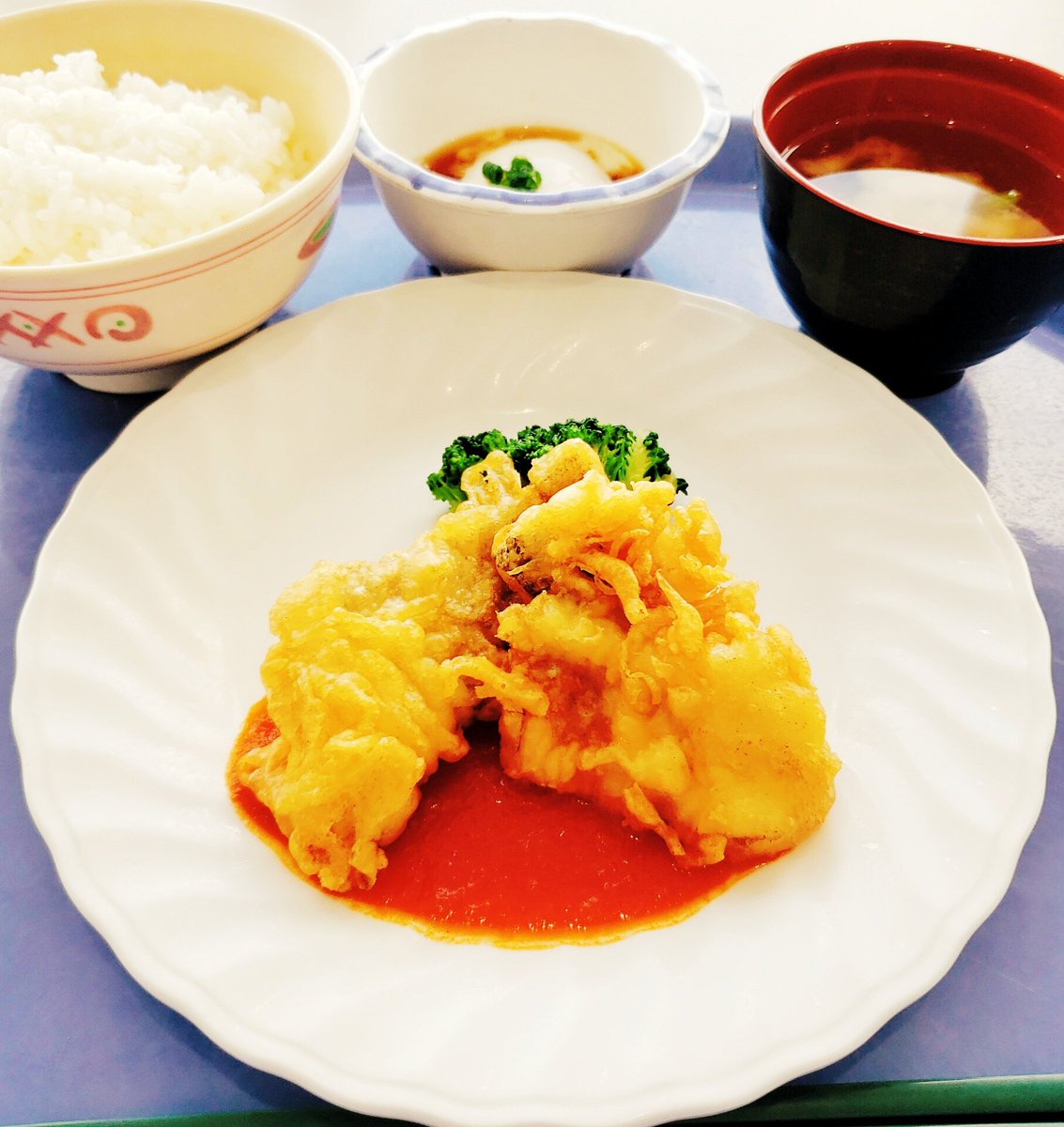 社食ランチ♪ 今日は、『タラのフリッタートマトソース』です♪ 昼飯、夕飯の献立メニューに如何でしょうか。