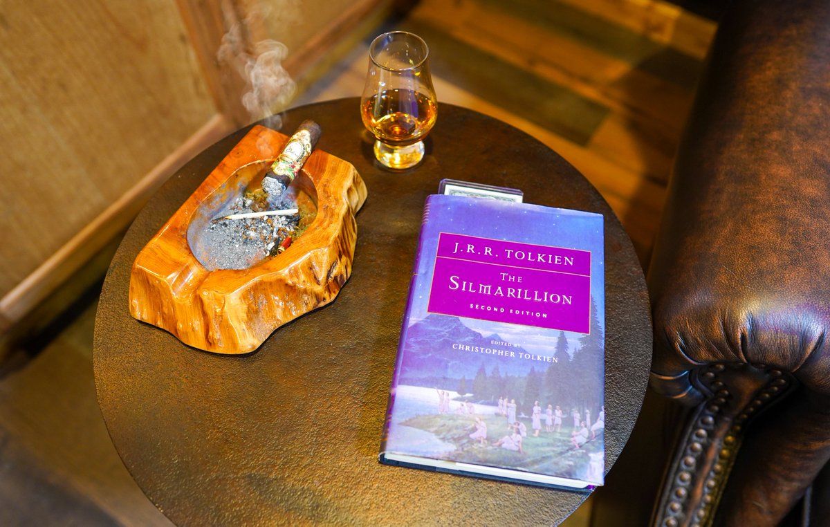 TheWhimsyOaks's tweet photo. Silmarillion anyone? Every time I reread it I get something new from it. Hands down my favorite Author of all time. Amazing creativity.... Unmatched!
#abnormalpersistence
#morepersistence
#silmarillion
#tolkien
#jrrtolkien
#lotr
#hobbit
#lordoftherings
#thesilmarillion
#goodreads https://t.co/gIKKn1C1h8
