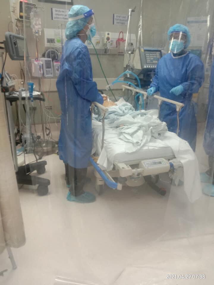 SaraC3336's tweet photo. My son is in er and waiting for the fullfillment of his hospital bills to proceed to his 2nd operation to his eye and we need almost 100,000Php or 2,000$ amd we dont have that much money we already sell our house we dont know were to get that large amount of money😢 please help https://t.co/7Pt1TipYvS