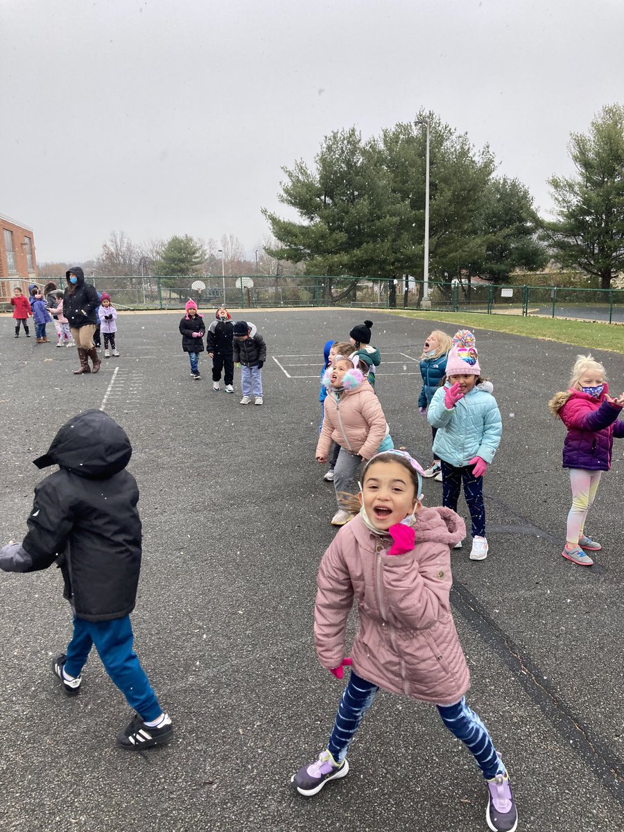 marcysweigart's tweet photo. What is not to love about a job where you can go outside to catch snowflakes on the first snow?!? #kindrgarten #firstsnowflake #Letthembekids #lovemyjob @CumruKids https://t.co/yIUkOZgq3b