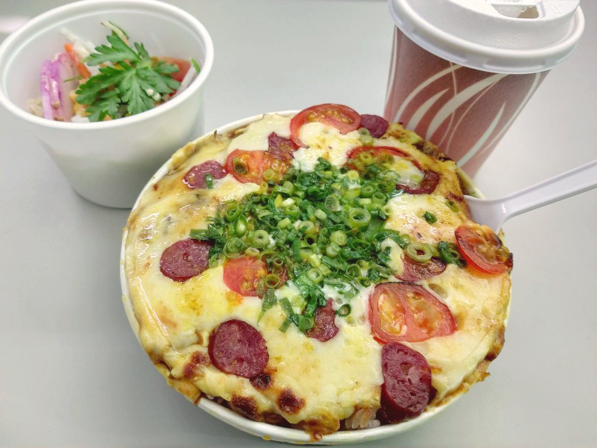 NkSchool's tweet photo. 今日は事務所のみんなで、新しくフクバリに追加された癒しカフェ ふれあいさんの焼きカレーをテイクアウト。ずっしりでチーズがとろりんちょしております。(*'ω'*)
https://t.co/DjkCTpr7Od https://t.co/2zxDu3sJXs
