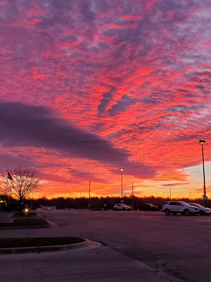 shellicormack's tweet photo. Saw this on my way to work today. God never ceases to stop me in my tracks to yell, "STOP AND SMELL THE ROSES!" #wakeup #sunrise #Kansas #KCHeartland https://t.co/CDgKQ4GPMc