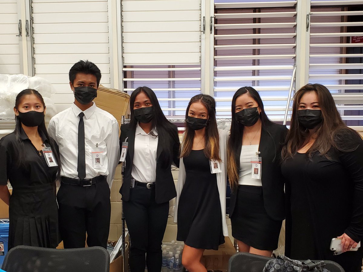 DaphneOkunaga's tweet photo. Pretty awesome to see Ss showcasing their works of art &amp; experiences- presenting a shirt our graphic Ss created for Sup. Hayashi, presenting to our 9th grade Ss why they love IBAD, prepping with other @PearlCityHS ambassadors to lead a tour. #ChargerAllTheWay #OrAtLeastForToday https://t.co/LhQTcB9Bdw