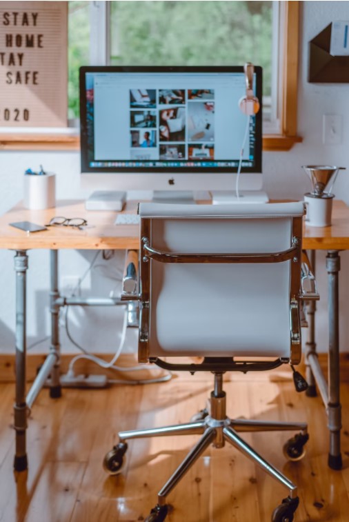 WorkAltHome's tweet photo. Filipino client: We need someone with 50 years experience, Masteral degree, perfect English, have superpowers, and will do free OT. 

Foreign client: Can you do this? Ok, you're hired! #freelancer #WorkFromHome
https://t.co/wzixd0RILg https://t.co/uwrEALkJIY