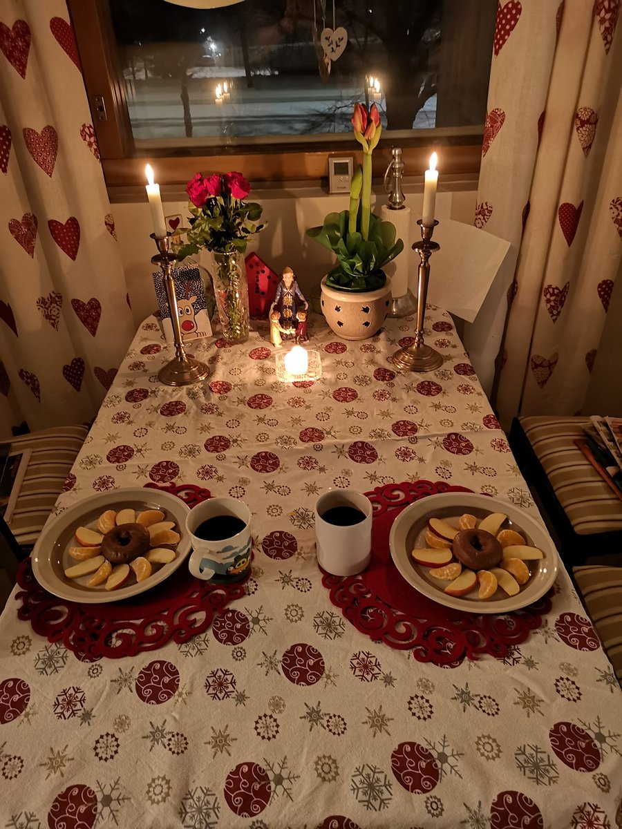 JuhaTenhonen's tweet photo. #äijäiltapala #hetelmii #suomalainen #omena #elonen #kaakaodonitsi #hehku #tunnelma #pimeänsuhkero #kynttilät #ruusut #tummanpunainen #kukatkertovatenemmänkuintuhatsanaa #minäkaipaasinua #minärakastansinua #intohimoinenrakkaus #amaryllis #ihanakauneus #ujous https://t.co/zKcvY5tqYI