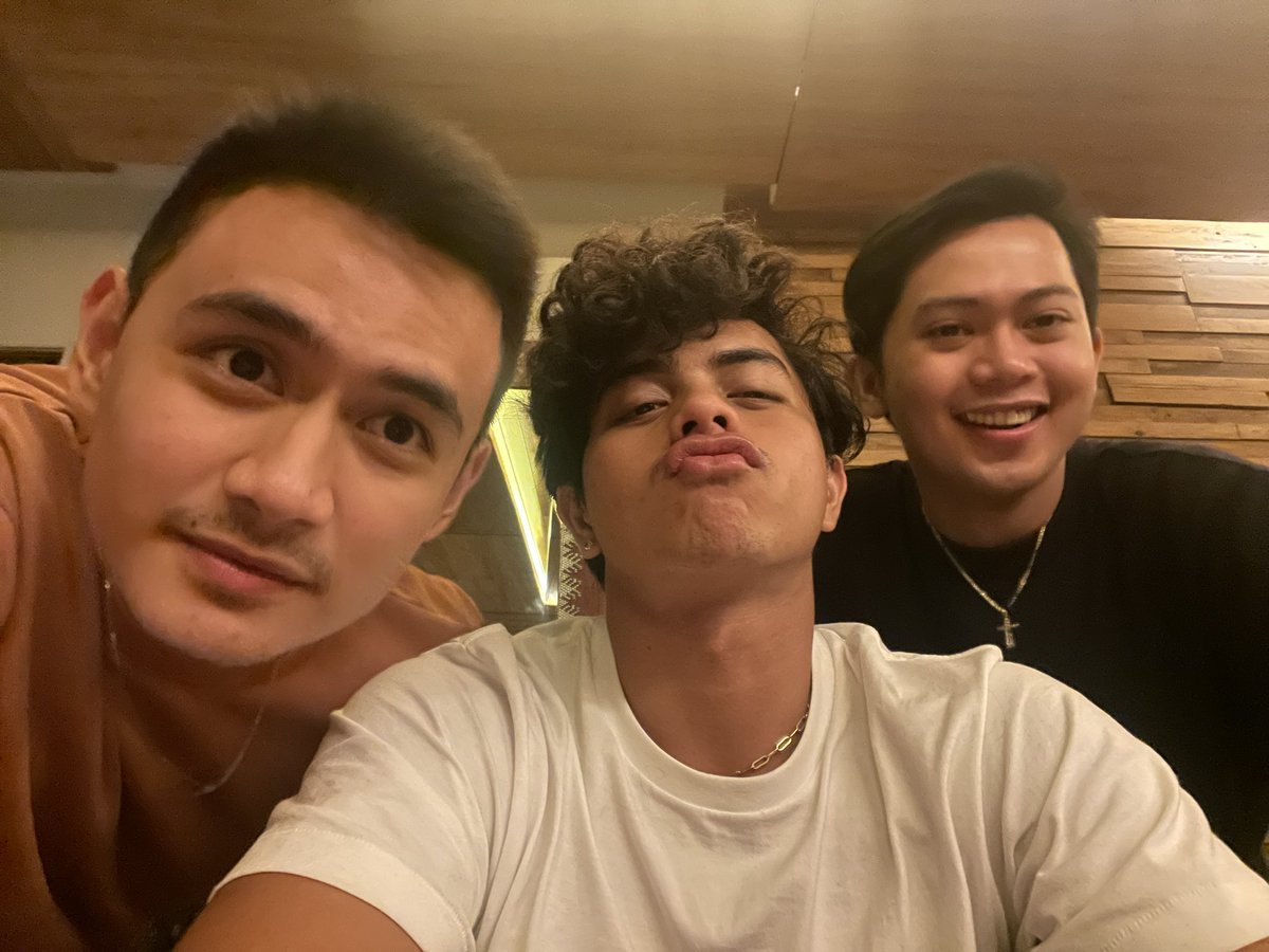 TeamBai's tweet photo. Busy man ako pero yung pag mamahal ko sa inyong tatlo hindi mag babago 🥺🥰🖤
#TeamBai • #KokoyDeSantos • #JomariAngeles • #RexLantano https://t.co/mZOGg6IDj8