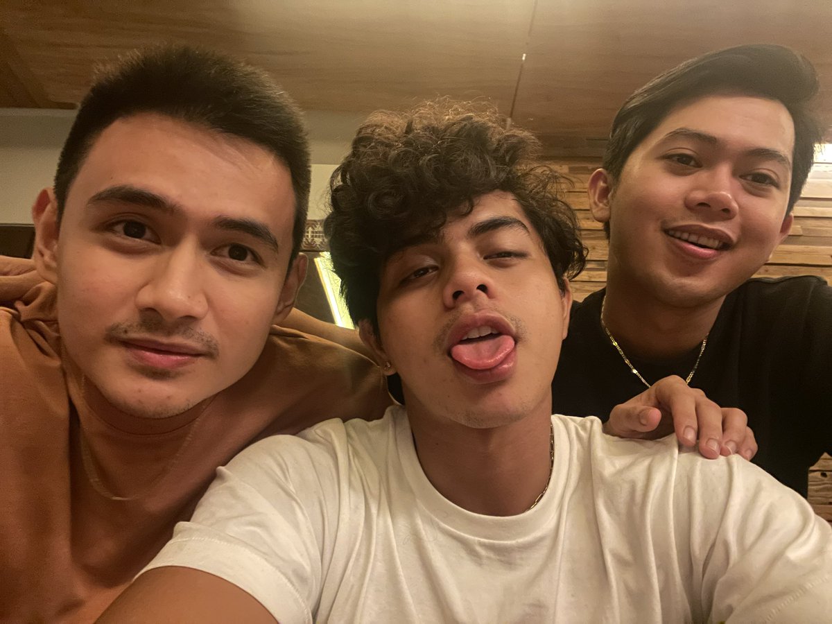 TeamBai's tweet photo. Busy man ako pero yung pag mamahal ko sa inyong tatlo hindi mag babago 🥺🥰🖤
#TeamBai • #KokoyDeSantos • #JomariAngeles • #RexLantano https://t.co/mZOGg6IDj8
