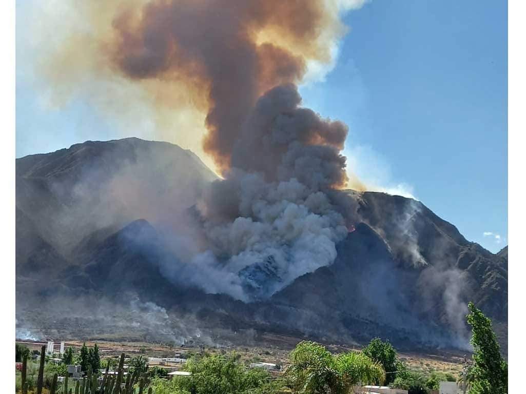 bomberoslarioja's tweet photo. Dos imágenes del dia de hoy, una a las 15:30 hs, otra a las 20:30, en la primera: desesperación, impotencia,  premura,  urgencia. En la segunda: calma,  tranquilidad, esperanza.  Para pasar de un estado al otro más de 100 combatientes anónimos/as trabajaron  arriesgando sus vidas https://t.co/tDKneypp3j