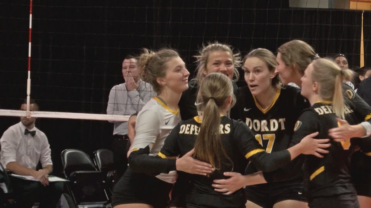 SportsZoneKCAU9's tweet photo. DON'T COUNT OUT THE DEFENDERS!

@DordtVolleyball keeps its season alive in a five set thriller as they beat Central Methodist in their second pool play game at the NAIA National Tournament! #TheDefenderWay⚔️

WATCH THE ACTION HERE ⏬
https://t.co/Yh1p66kBxJ https://t.co/swmqlfrvvY