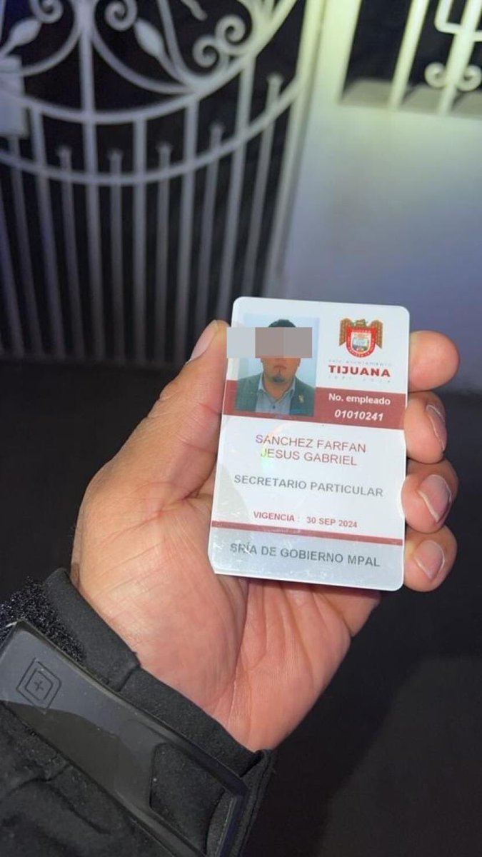 WikileaksTijua1's tweet photo. Empleado de Ayuntamiento de Tijuana es detenido; portaba miles de pesos en efectivo se nombra al “Secretario de Gobierno” quien es Jorge Salazar Miramontes de Montserrat Caballero alcaldía de Tijuana @tijuana
https://t.co/KpWZ69WTeu https://t.co/pmHNXPCiGw