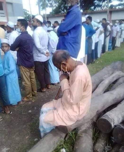 Imtiyaz_a_vora's tweet image. अपने मुस्लिम दोस्त की नमाज़ ए जनाज़ा के पीछे रोता हुआ ये बूढ़ा हिंदू दोस्त... मोहब्बतें आज भी इस मुल्क में जिंदा हैं... नफ़रत के कारोबार चलाने वालों ने देश को बदनाम कर रखा है.... वर्ना भारत की संस्कृति ऐक जमाने में दुनिया के लिये मिसाल थी.
#IndianUnity