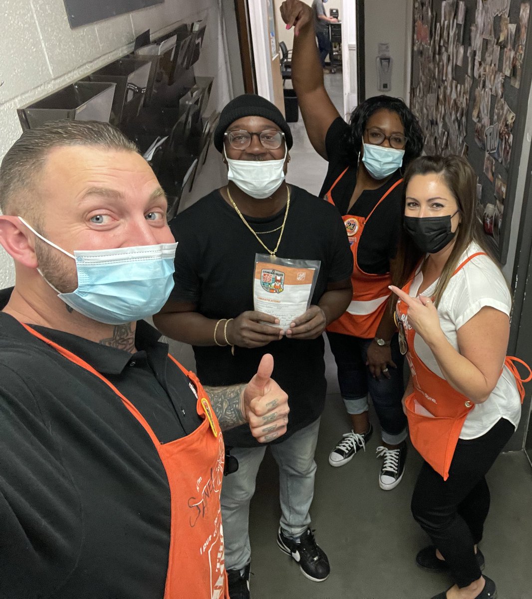 Shane_thd0667's tweet photo. Shoutout to  my tree lot associates,Gavin and Lamar,for their entrepreneurial spirit. I appreciate everything you do and taking ownership of the tree lot. You two rock! #OrangePromise #TreeLotGoals #OrangeFamily https://t.co/gmnC4Eb8aY