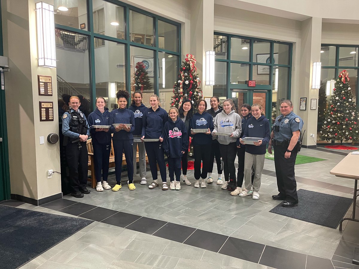 rockwoodthunder's tweet photo. Day 3: 13 Elite dropped off an amazing dinner from Vitos to the Chesterfield PD 🍝 🥖 👮👮‍♂️#shoplocal #frontlineheroes #rtvbcgivesback https://t.co/PE3VGA4ph3