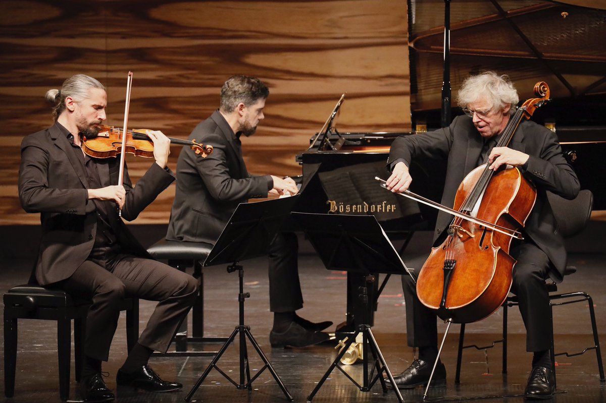JFleischmann_Jp's tweet photo. 先日、#ウィーン の #DasMuTh - Konzertsaal, Bühne & Programmにて行われたコンサート”WIR WOLLEN UNS DER LIEBE FREUN“ の模様です🎻🎹
共演した素晴らしい仲間Julius Berger氏と José Gallardo氏、他皆様ありがとうございました。
#Johannesfleischmann #ヨハネスフライシュマン #ヴァイオリン https://t.co/4jhyXUjdaZ