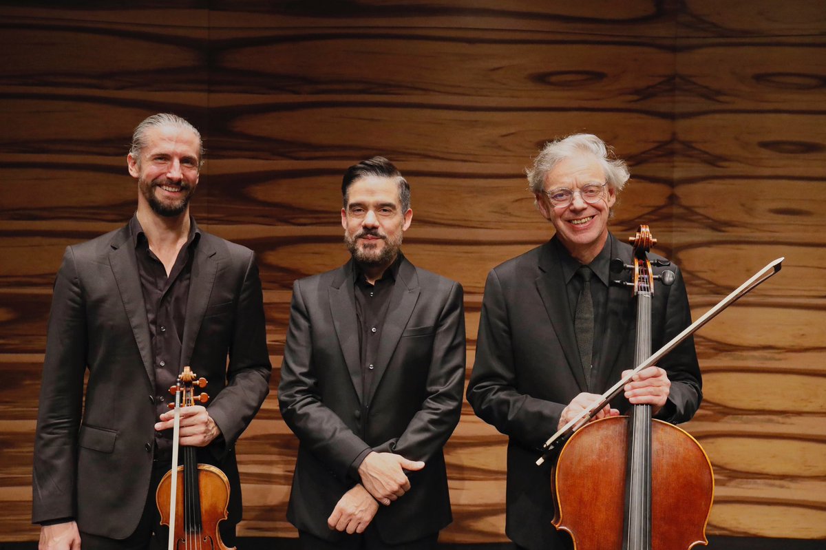 JFleischmann_Jp's tweet photo. 先日、#ウィーン の #DasMuTh - Konzertsaal, Bühne & Programmにて行われたコンサート”WIR WOLLEN UNS DER LIEBE FREUN“ の模様です🎻🎹
共演した素晴らしい仲間Julius Berger氏と José Gallardo氏、他皆様ありがとうございました。
#Johannesfleischmann #ヨハネスフライシュマン #ヴァイオリン https://t.co/4jhyXUjdaZ