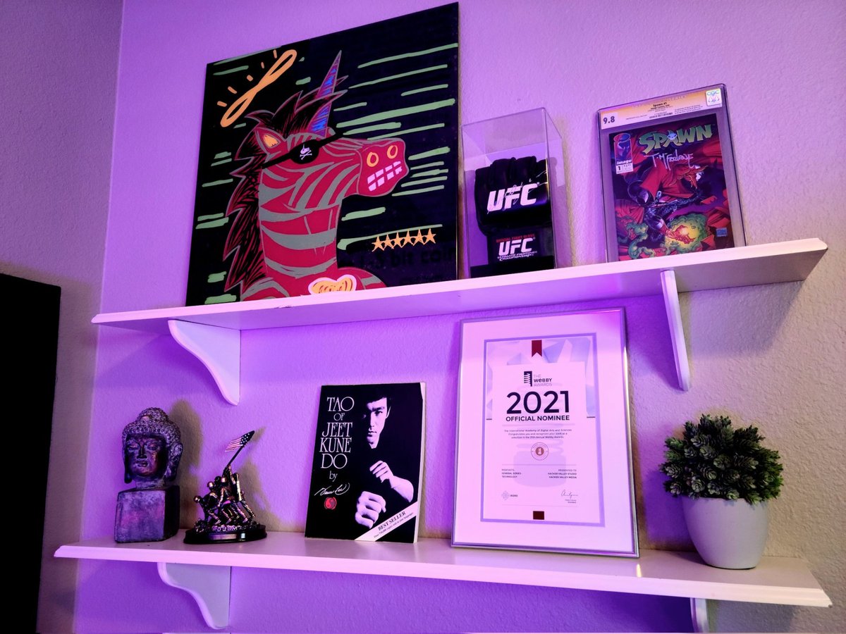 Gotta thank <a href="/chrishvm/">Chris Cochran</a> for trusting us with his NFT!!!

Such a surreal feeling to see it on his shelf, looks stunning 🤩🤝

His display measures 24x24 inches and was handcrafted with a polished acrylic finish 🔥