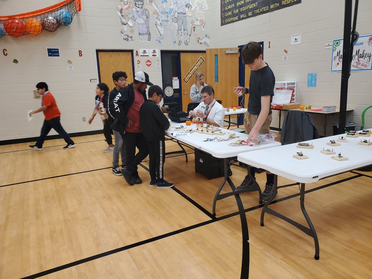 MischMindset's tweet photo. The 1st ever #castleberryisd Family Code Night was a huge success. #castleberrycodes @MrsBalster @kelsoek @cmconders https://t.co/Fbgpl4TUA9