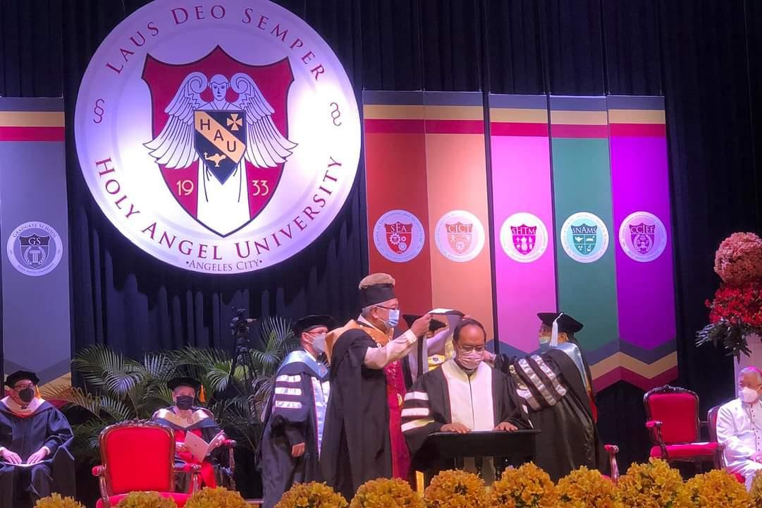 cbcpnews's tweet photo. LOOK: Bishop Pablo Virgilio David, the new CBCP president, is conferred a Doctorate in Humanities, Honoris Causa, by the Holy Angel University during the conferment ceremony at the HAU Theatre in Angeles City on Wednesday, Dec. 1. 📷 CBCP Secretariat #cbcpnews https://t.co/weLgmDufPN