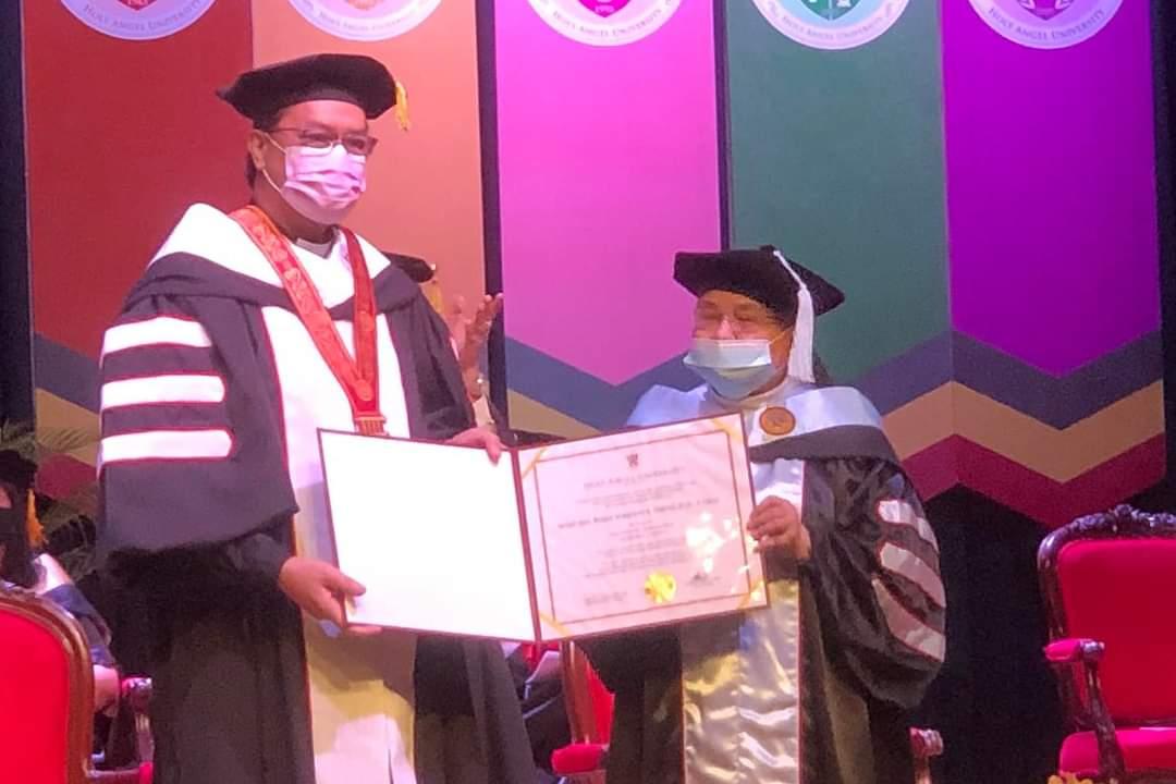 cbcpnews's tweet photo. LOOK: Bishop Pablo Virgilio David, the new CBCP president, is conferred a Doctorate in Humanities, Honoris Causa, by the Holy Angel University during the conferment ceremony at the HAU Theatre in Angeles City on Wednesday, Dec. 1. 📷 CBCP Secretariat #cbcpnews https://t.co/weLgmDufPN