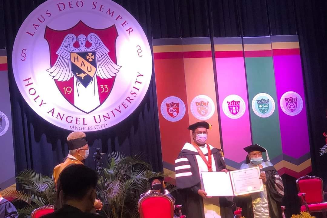 cbcpnews's tweet photo. LOOK: Bishop Pablo Virgilio David, the new CBCP president, is conferred a Doctorate in Humanities, Honoris Causa, by the Holy Angel University during the conferment ceremony at the HAU Theatre in Angeles City on Wednesday, Dec. 1. 📷 CBCP Secretariat #cbcpnews https://t.co/weLgmDufPN