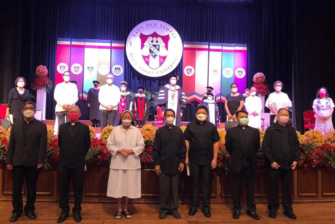 cbcpnews's tweet photo. LOOK: Bishop Pablo Virgilio David, the new CBCP president, is conferred a Doctorate in Humanities, Honoris Causa, by the Holy Angel University during the conferment ceremony at the HAU Theatre in Angeles City on Wednesday, Dec. 1. 📷 CBCP Secretariat #cbcpnews https://t.co/weLgmDufPN